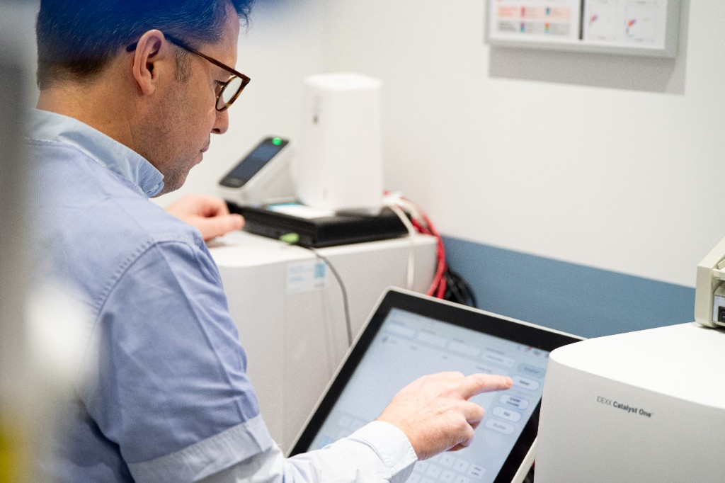 Analyse au laboratoire avec équipement IDEXX