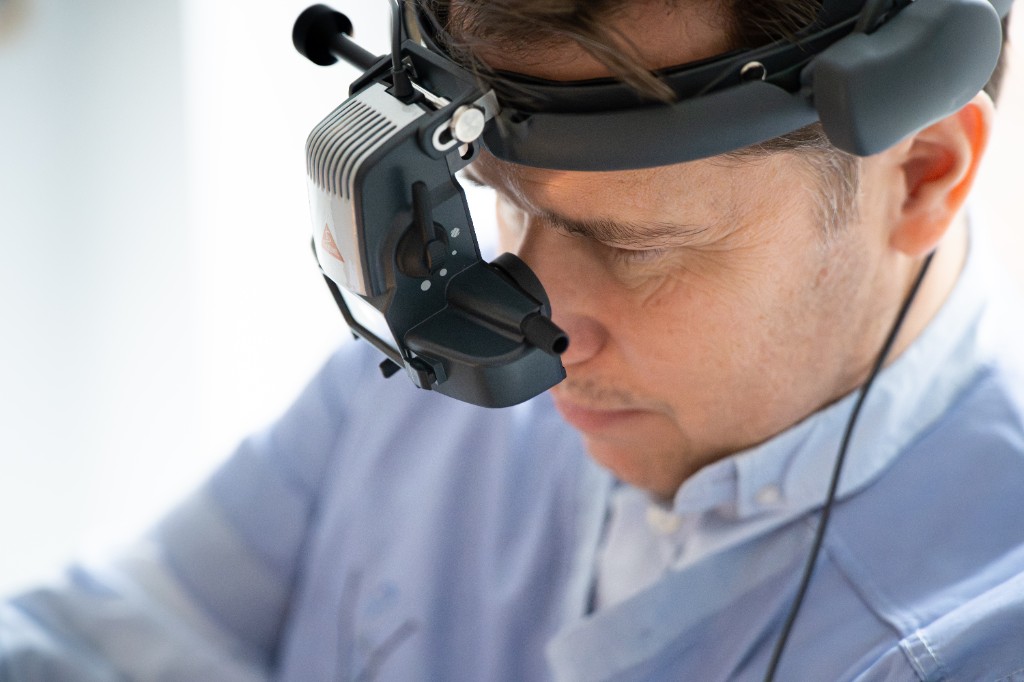 Vétérinaire examinant un chien au cabinet